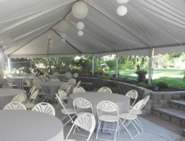 Image of wedding tent set at Omaha Country Club in Omaha, Ne